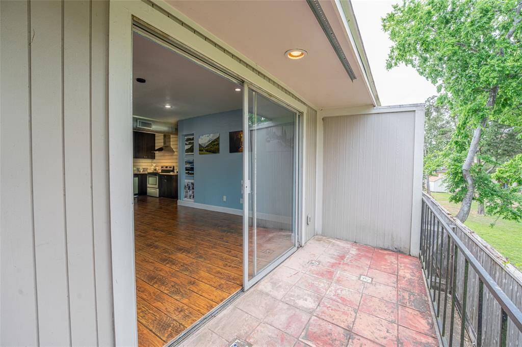 Spacious balcony to enjoy your morning coffee or beer in the evening with a view into a wooded area.