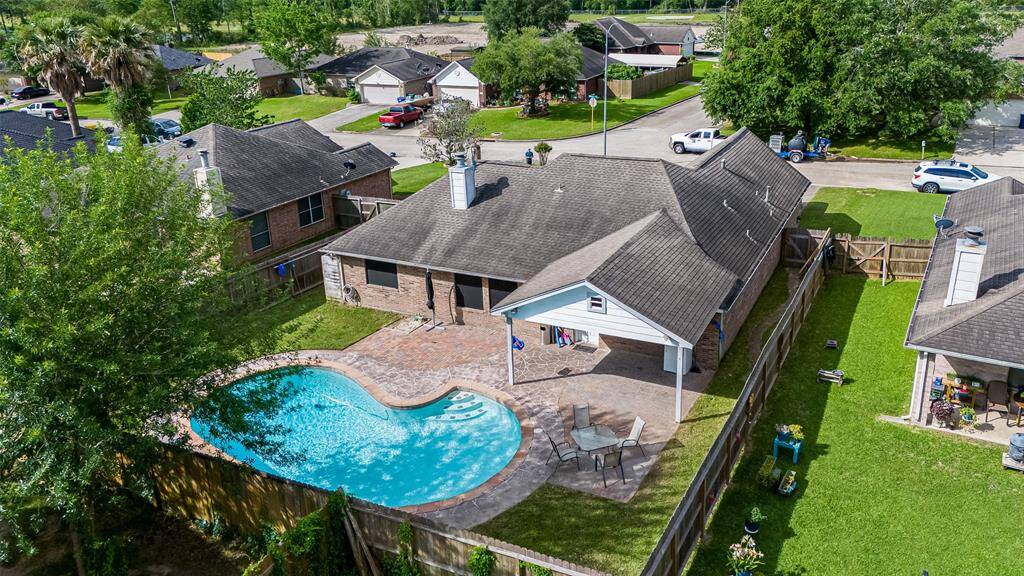 Take a look at this beautiful, refreshing pool—exactly what you need to enjoy those hot summer days! Don't wait, make it yours today!