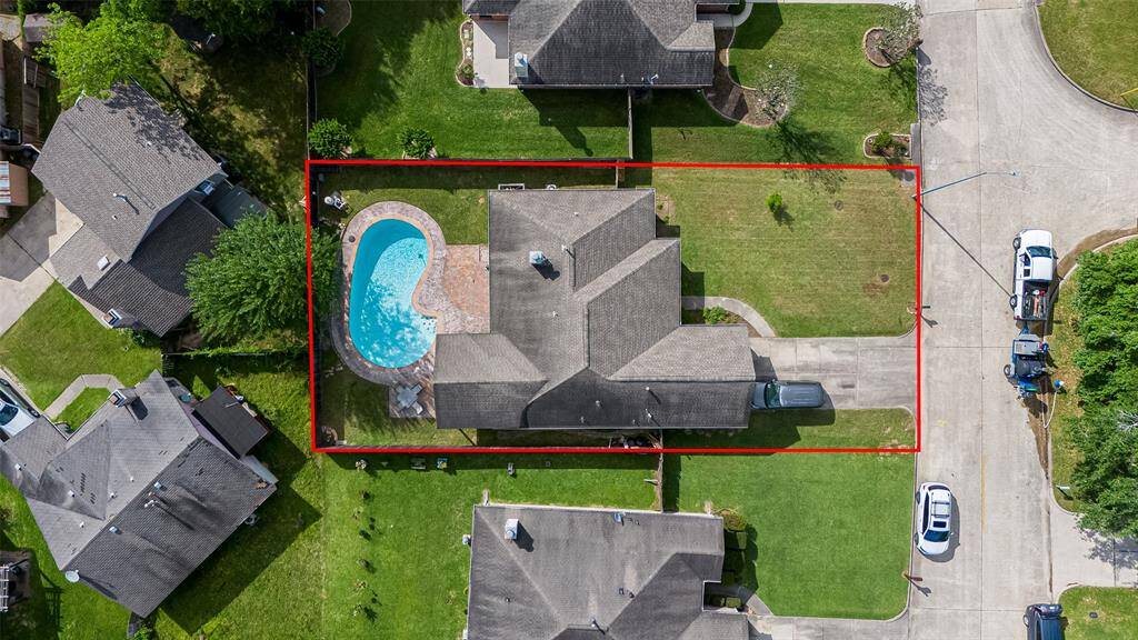 Here you can appreciate the size of the pool and the lot.