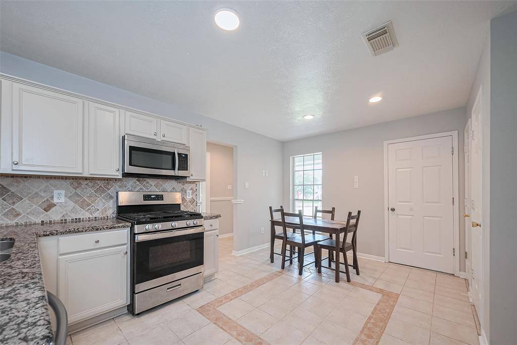 A beautiful, cozy, and practical kitchen—designed to meet all your everyday needs.