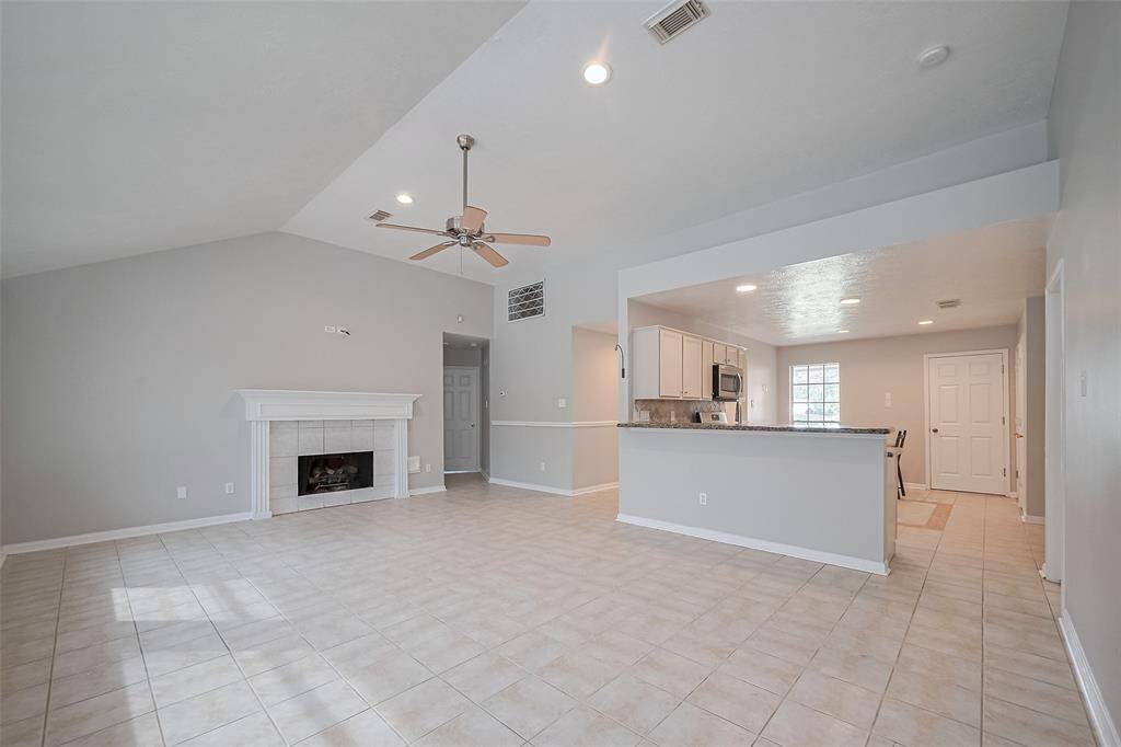 The breakfast bar seamlessly connects the kitchen and living space, perfect for casual dining or entertaining.