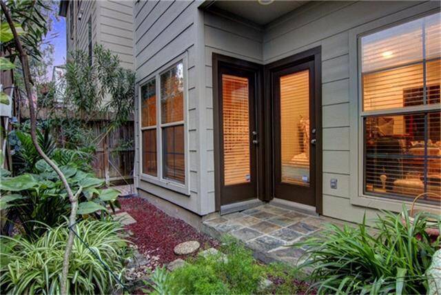 Perfect sized backyard with covered patio