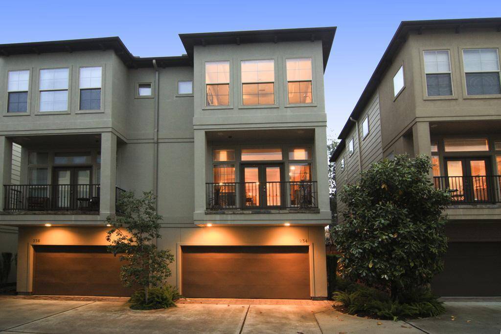 This home is in walking distance to Memorial Park, Buffalo Bayou & so many fabulous restaurants!