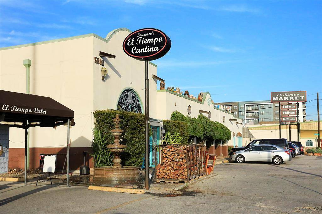 Walk to the best Mexican Food Restaurant in Houston, El Tiempo!