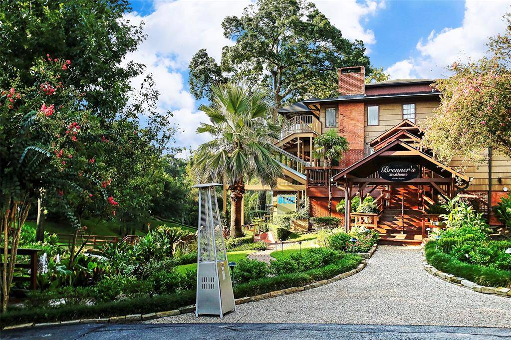 Enjoy a nice dinner at Brennar's on the Bayou or sip on your favorite cocktail at Blue Bar on the Bayou all steps away from your new home.