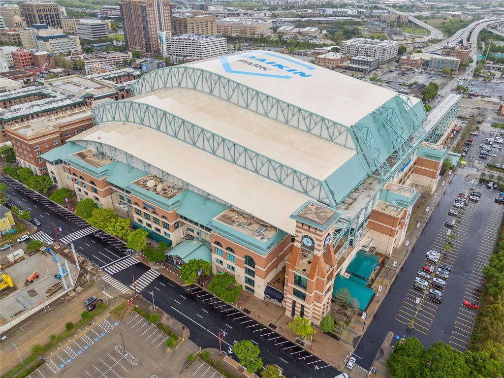 Minutes to downtown to enjoy an Astros Game! You can ride your bike along Buffalo Bayou to Daikin Park.