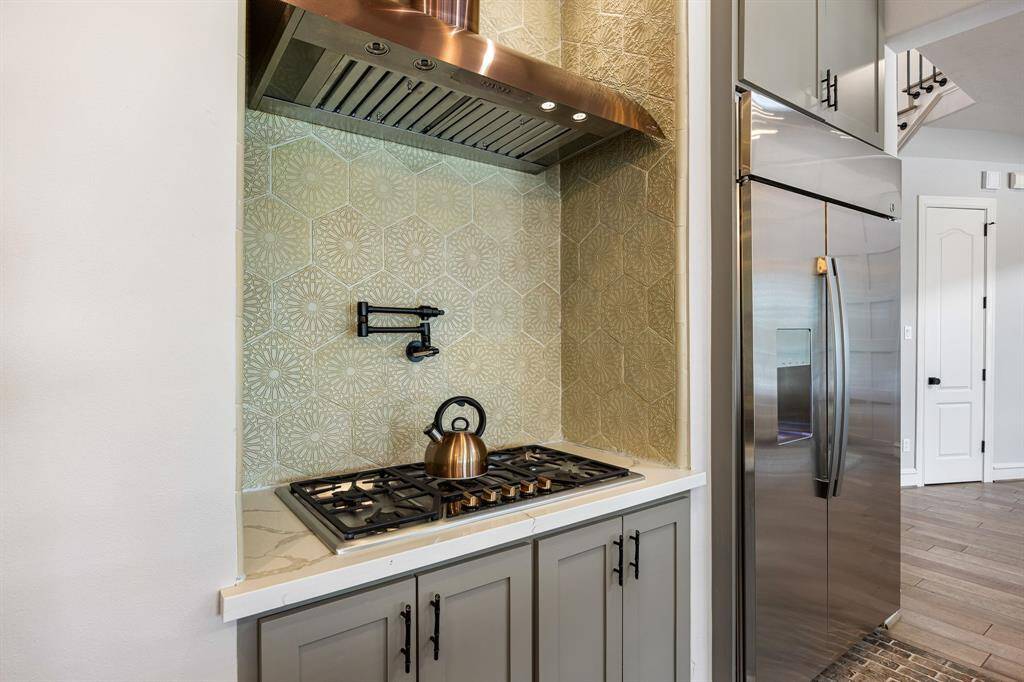 Chef gas cooktop with pot filler