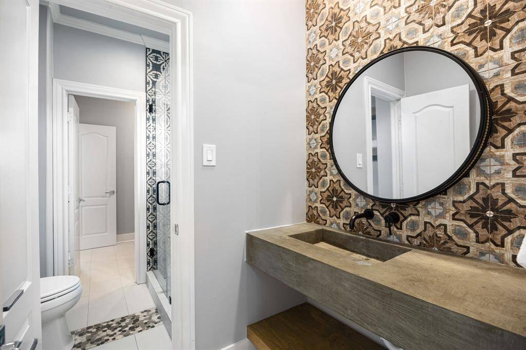 Sink in Hollywood bathroom