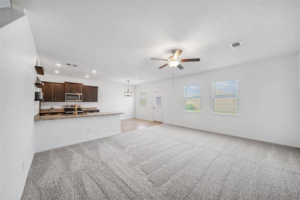 Huge living room, new carpet, new paint.