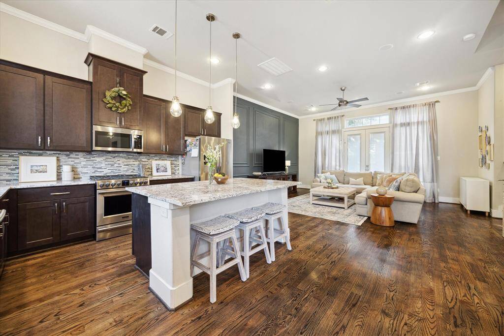 Th kitchen also ha stainless steel appliances.