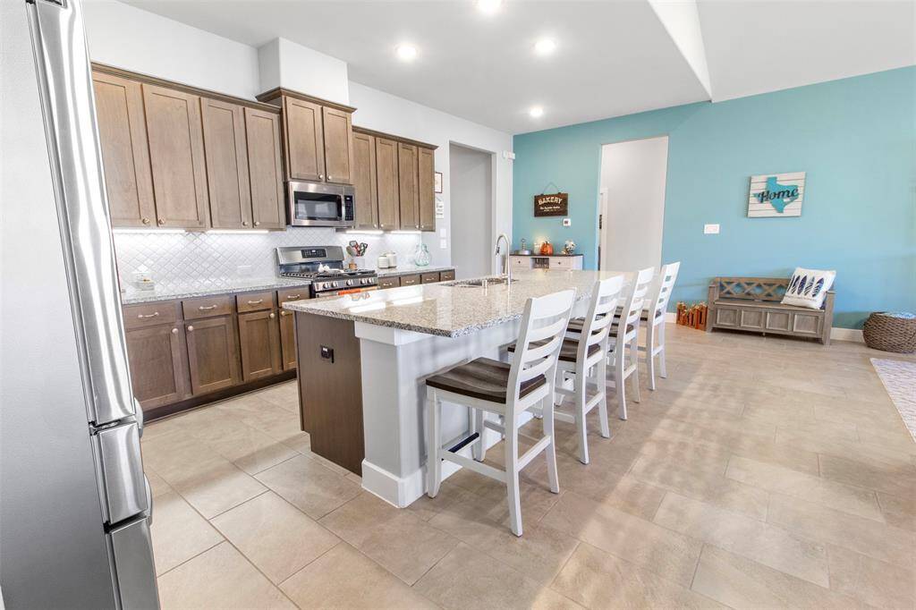 Adorned with a tasteful breakfast bar,the island seamlessly blendspracticality with style, making it theperfect place for quick meals orsocializing while cooking.