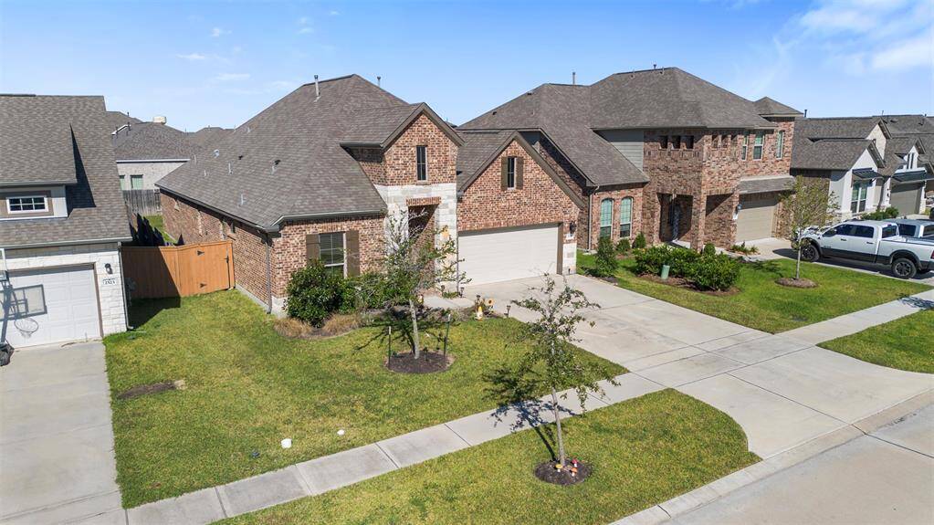 The property features a spaciousand inviting interior, complementedby a wide driveway that adds bothconvenience and curb appeal.