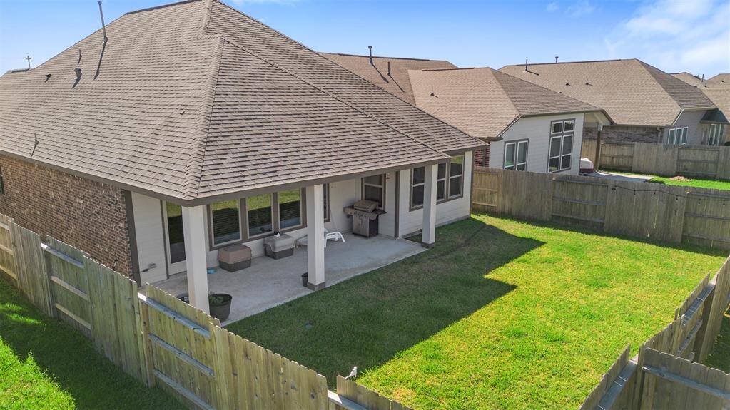 Step into the backyard oasis, with alarge covered patio, creating aninviting outdoor retreat.