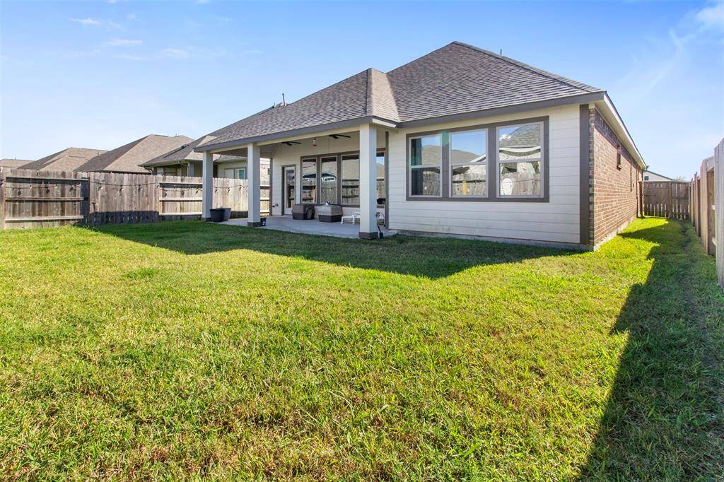 The large covered patio is perfect forentertaining family and friends.