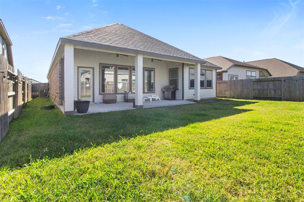 Come and see this spaciousbackyard!