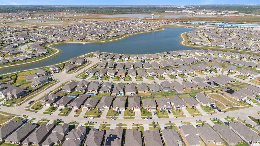 Lago Mar has lakes and walking trails.