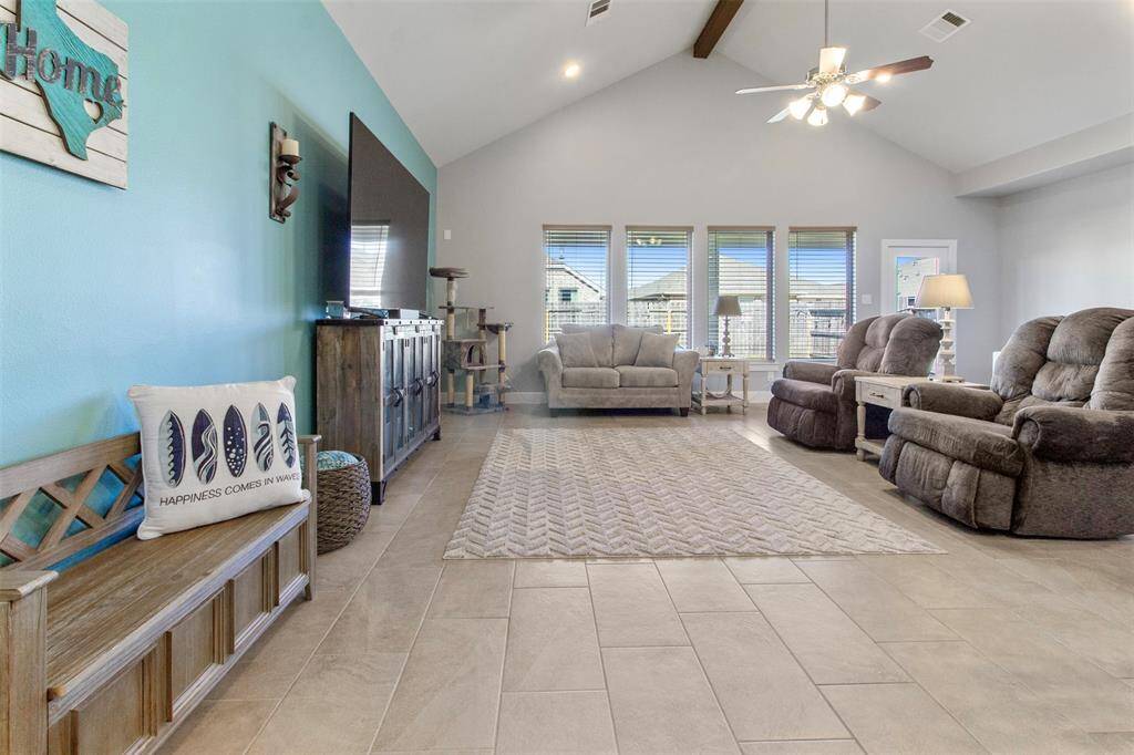 Welcome to a living room thateffortlessly combines comfort andstyle.