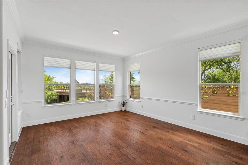 The dining room features five windows that fill the space with natural light. With plenty of room for a sideboard and a dining table of any shape, it comfortably seats 12, making it ideal for hosting gatherings.