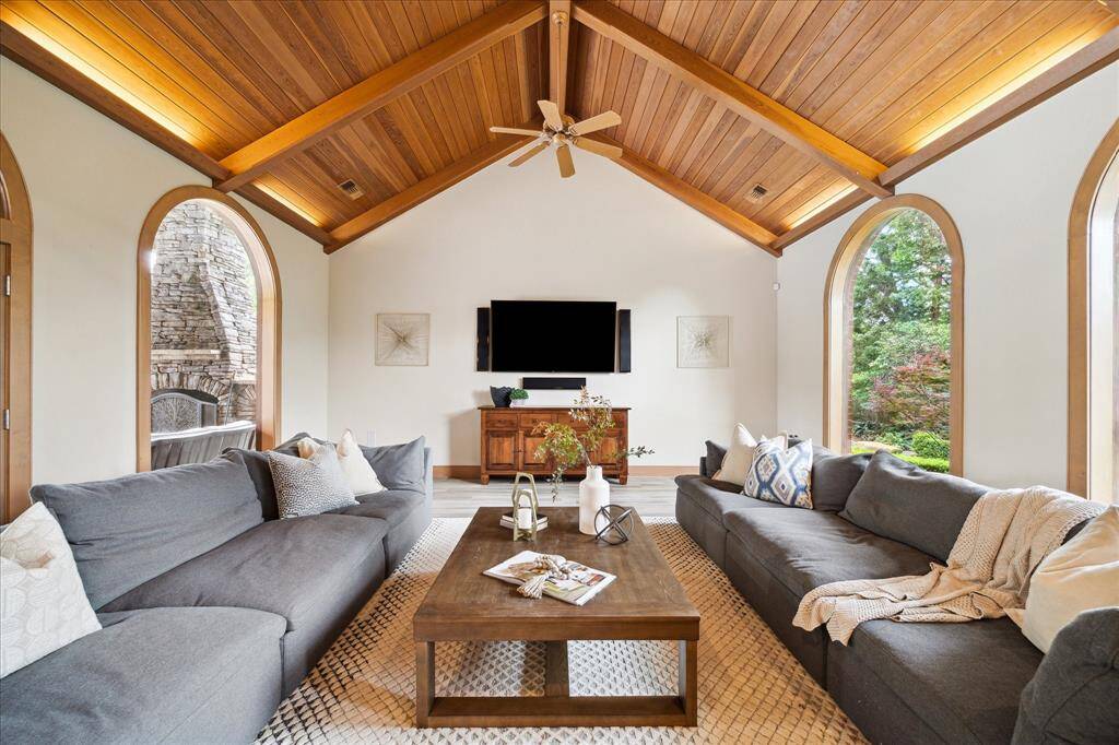 With rich volume and warmth, this flexible space is ideal for everyday lounging or movie nights — all backdropped by lush landscape views.