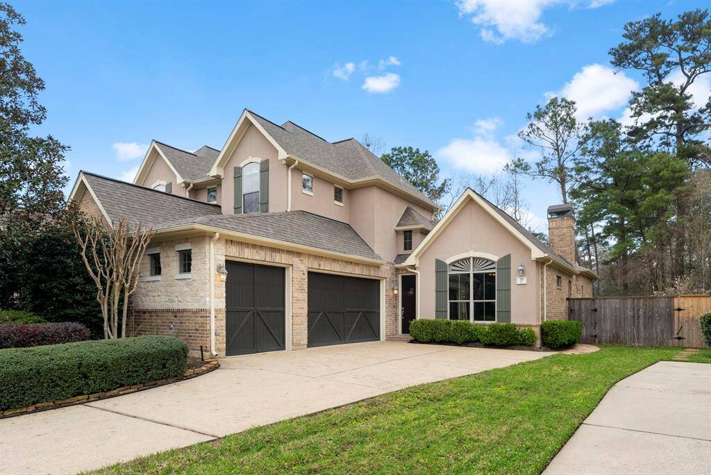 Beautifully landscaped front yard. Front yard maintenance is covered by the HOA.