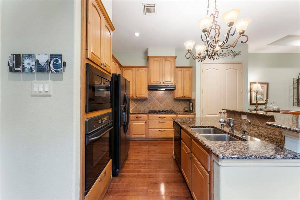 Everything is within reach in the kitchen! Pots and pans drawers help keep everything organized.