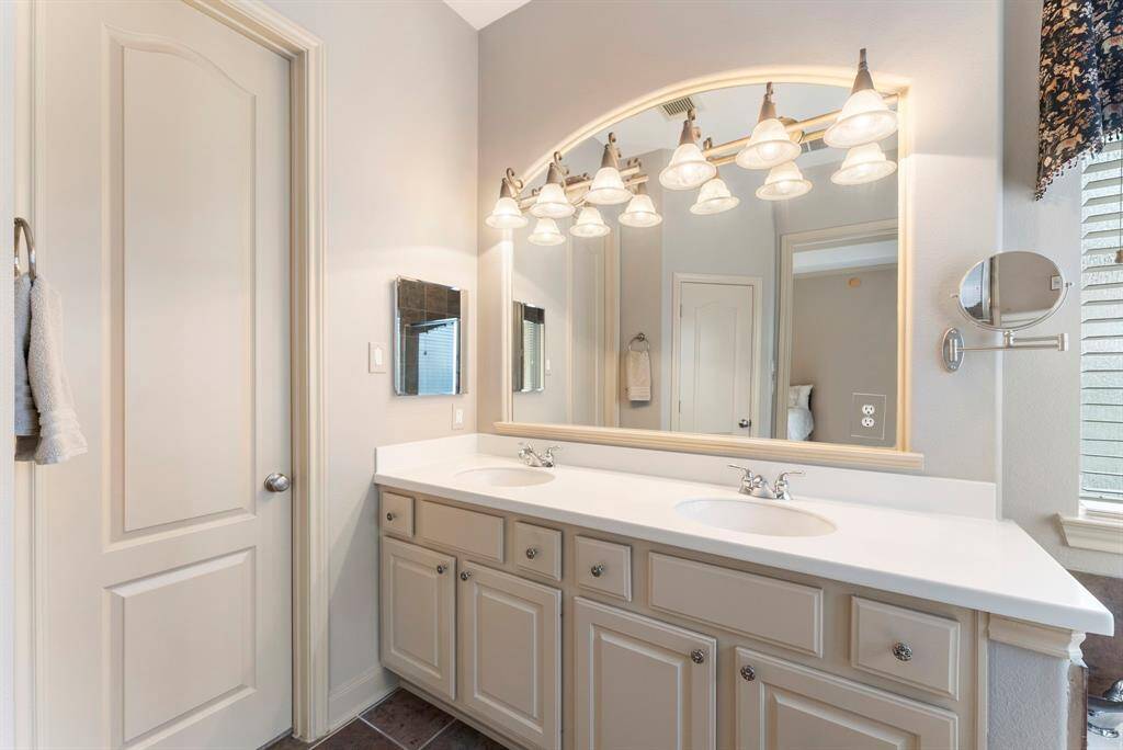 Double sinks in the primary batroom.