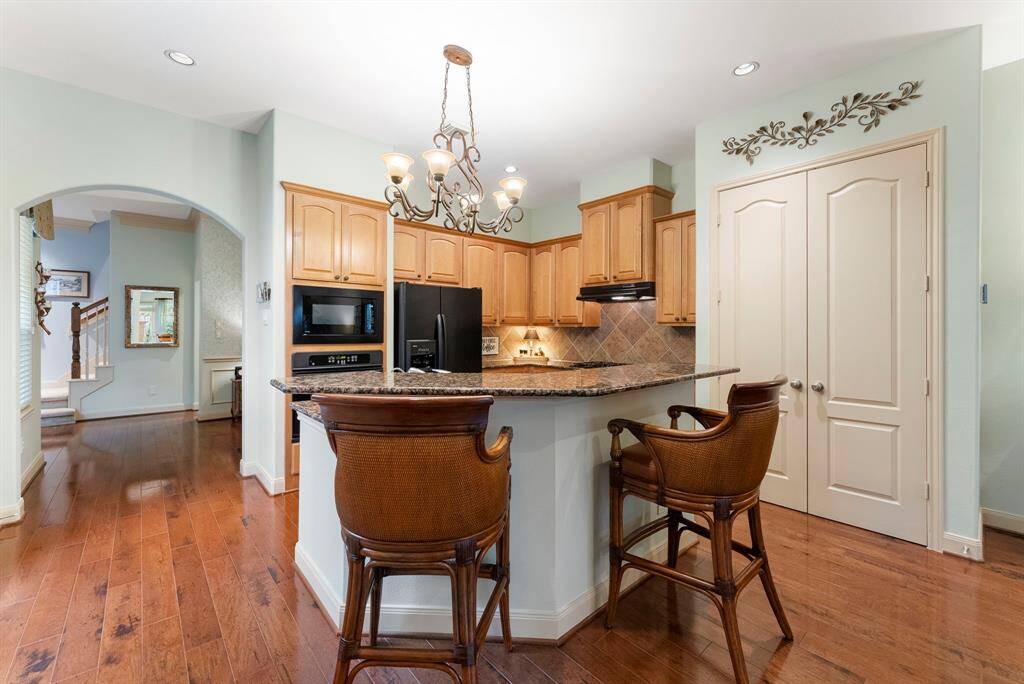 Additional seating around the breakfast bar.