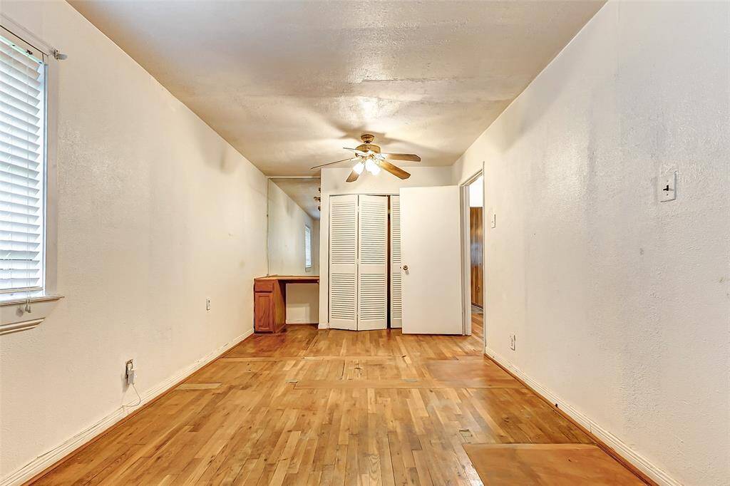 This room is spacious from all directions
