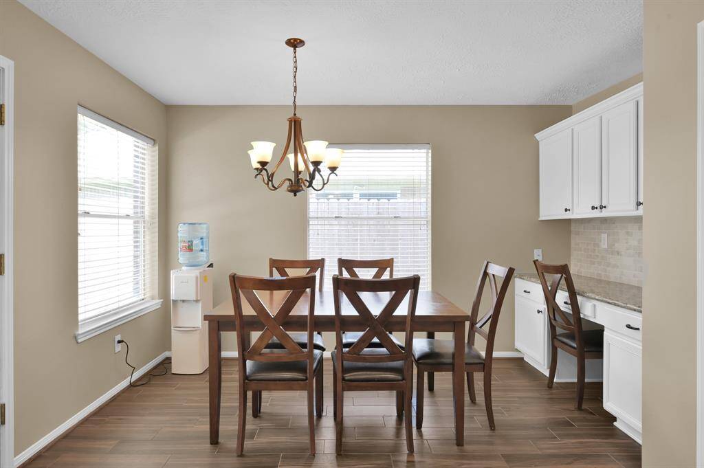 KITCHEN BREAKFAST ROOM - TABLE AND CHAIRS CAN STAY WITH HOME