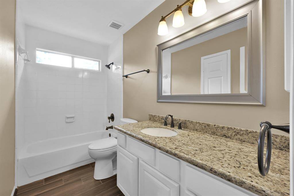 SECOND FULL BATH UPSTAIRS