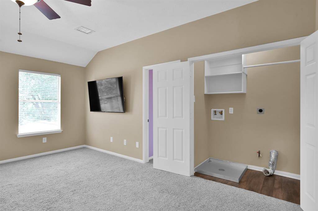 LAUNDRY ROOM UPSTAIRS