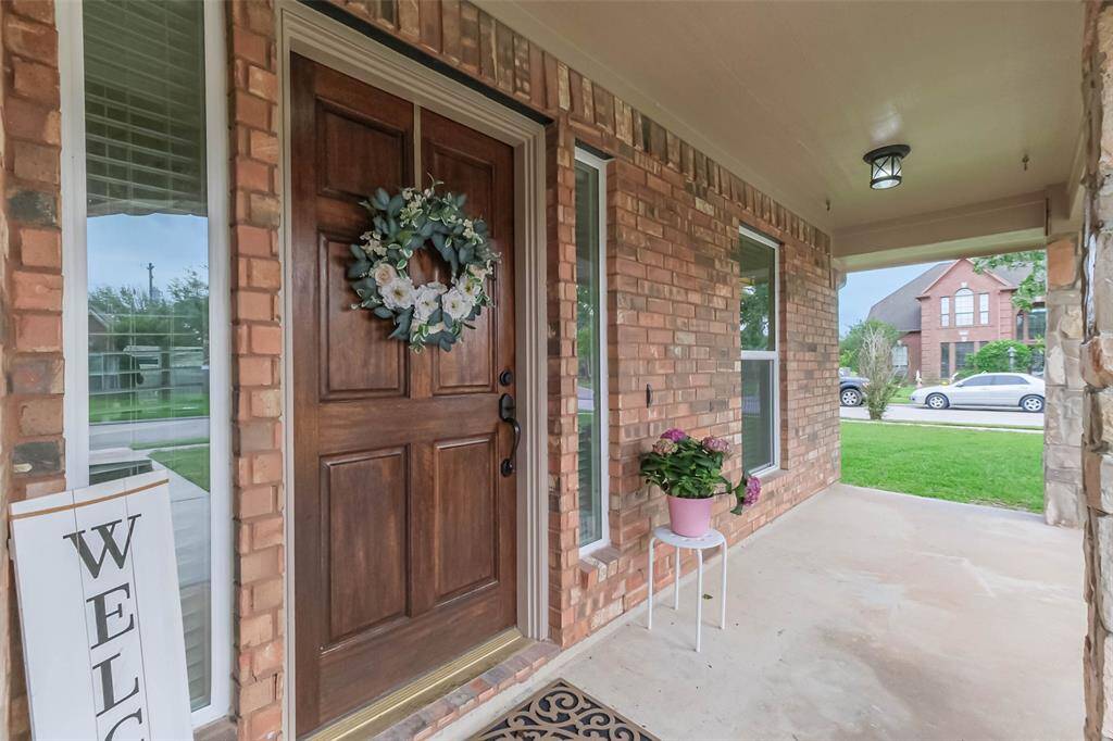 Corner lot on with peaceful views. The Centennial Park disc golf course on the other side of Marys Creek. Spacious covered front porch, great for enjoying the sunset.