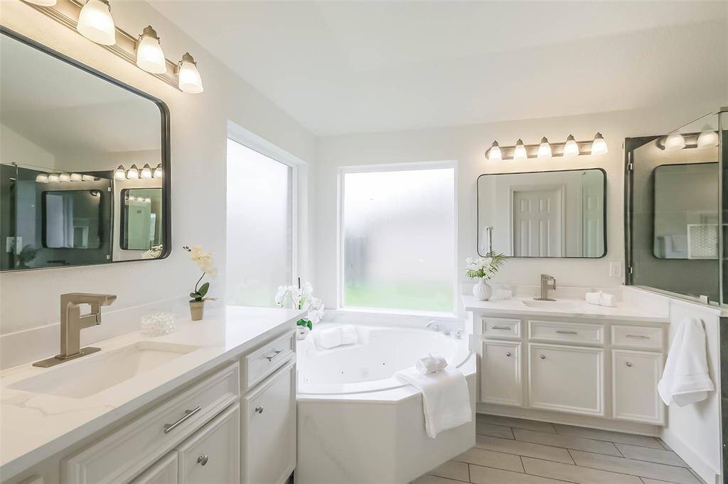 Jetter tub with frosted glass privacy windows that bring in lots of natural light.