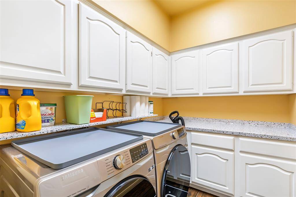 Half bath adjacent to the laundry room
