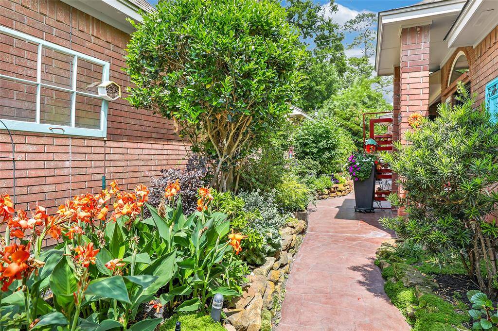 This home is gorgeous inside and out!!