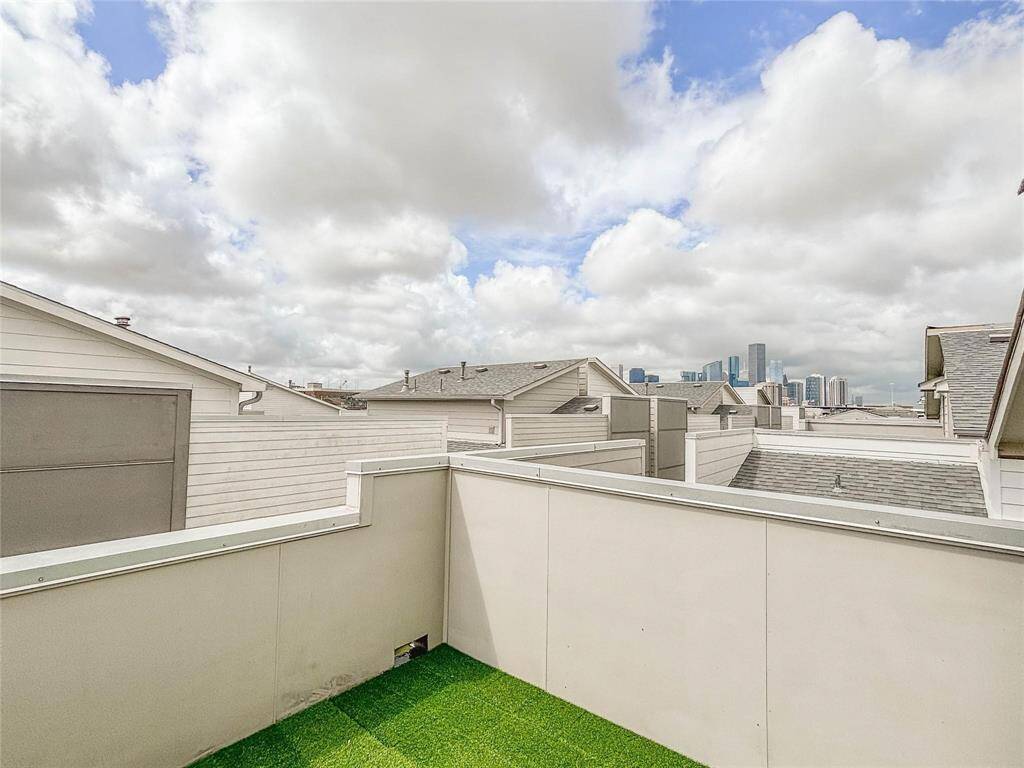 The amazing rooftop deck offers the perfect spot to relax and take in stunning views of downtown Houston. Whether you're enjoying a quiet moment or entertaining guests, it's an ideal space to soak in the city skyline.