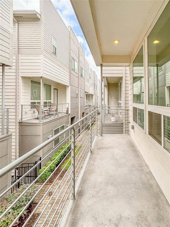 The private balcony provides an intimate space to start your day with a warm cup of coffee or enjoy peaceful evenings under the stars. It’s the ideal place to relax, read, or simply take in the fresh air.