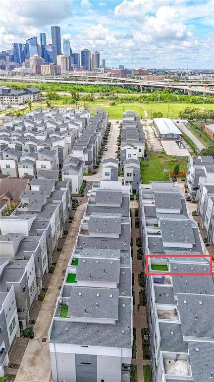 An aerial view of the property highlights its close proximity to downtown Houston, with the surrounding neighborhood and skyline in the background, showcasing its prime location just minutes from the city center.