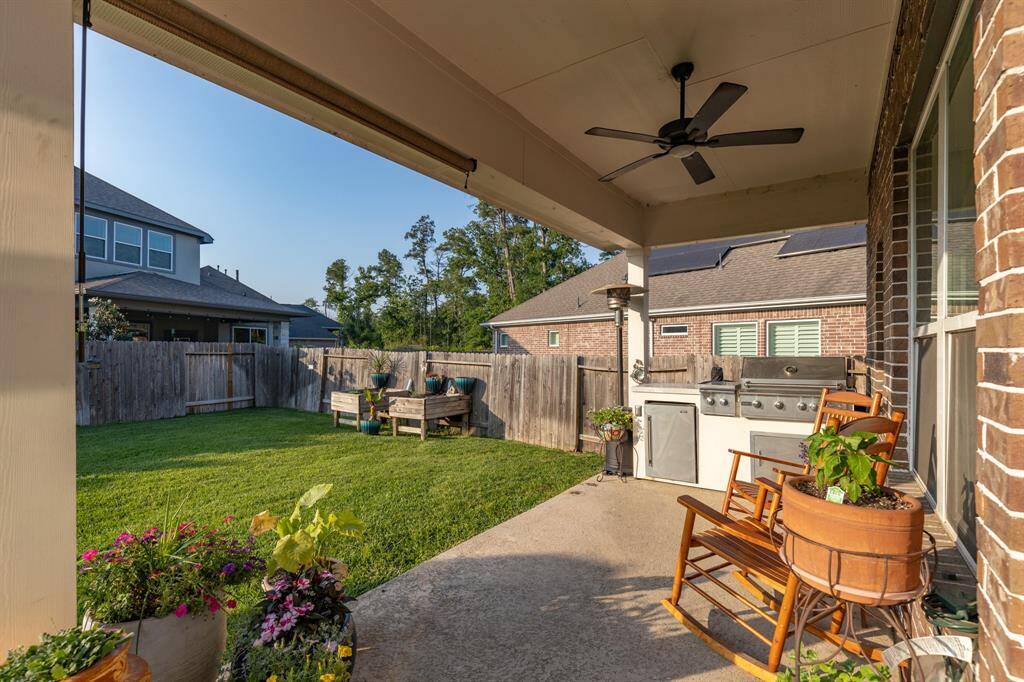 Patio w/ outdoor kitchen upgrade