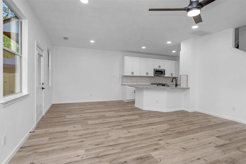 Large breakfast bar just perfect for serving