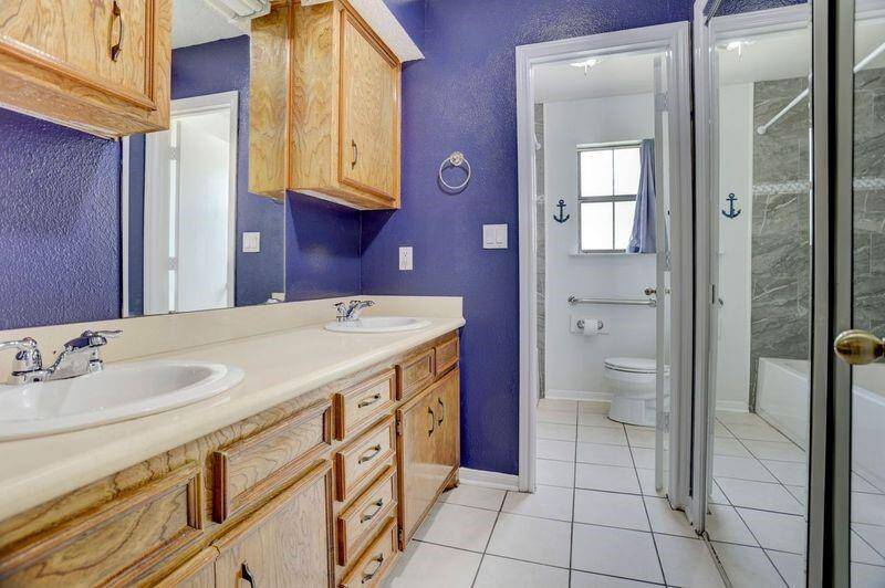 Secondary Bath with Tub/Shower