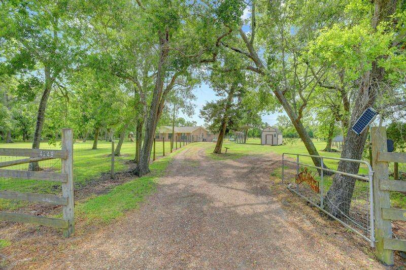 Driveway Entry that Places the Home Away from the Road