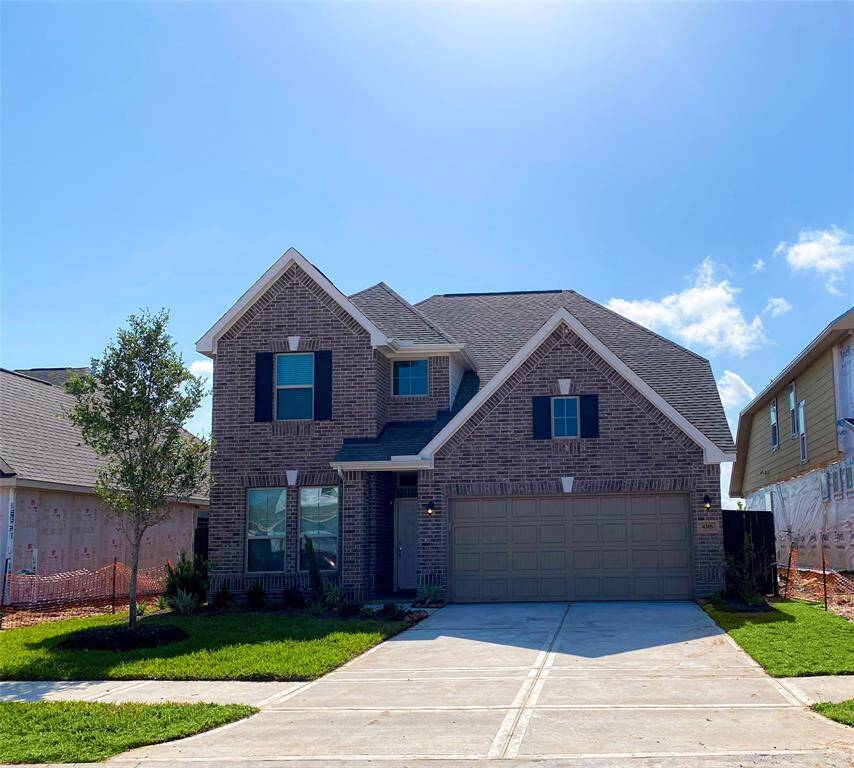Gorgeous home on the lake! It features 5 bedrooms, 4 full baths, formal dining, breakfast nook, covered patio and lots more.