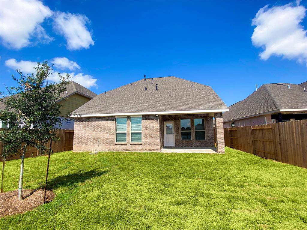 Large covered patio with gas connection for BBQ