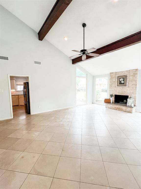 Alternate view of the lliving room.