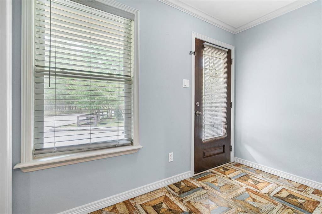 NICE ENTRY, There is no carpet, all tile.