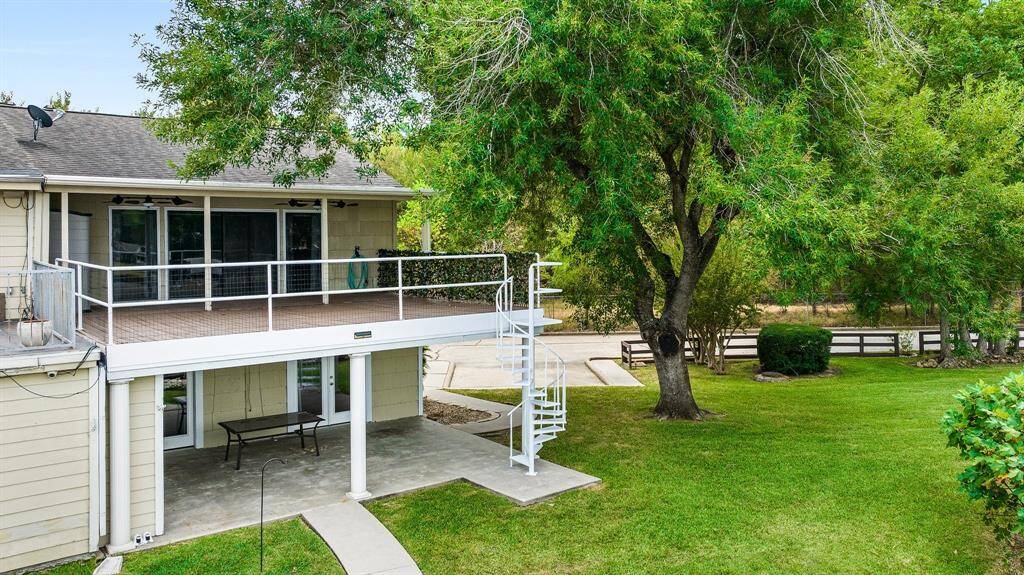 Rear of this spectacular waterfront!