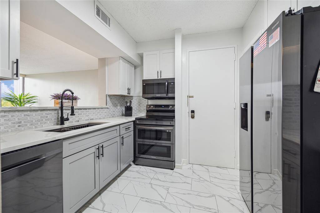 Kitchen with secondary entrance