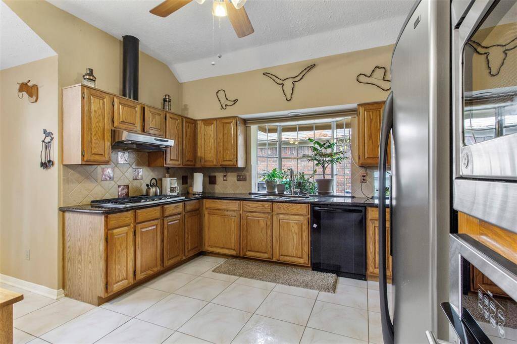 Step into this modern kitchen, wherefunctionality meets sophistication.