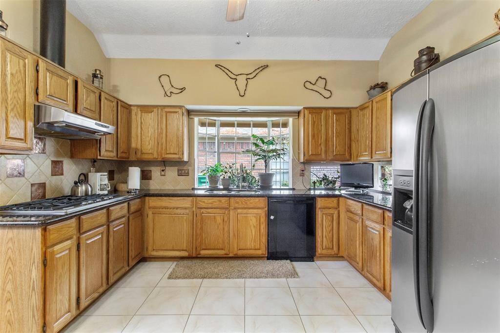 The kitchen features wood cabinets,creating a clean and timelessaesthetic.